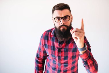 Tehdit eden adamın portresi. Metnin ya da ilanın için resim üzerine boşluk kopyala.