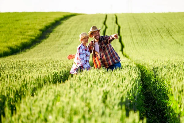 Man Woman Working Together Cultivating Wheat — ストック写真