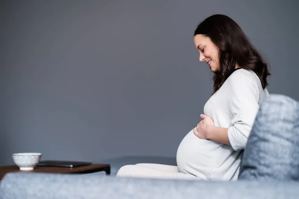 Glückliche Schwangere Frau Entspannt Hause Sie Sitzt Auf Dem Bett — Stockfoto