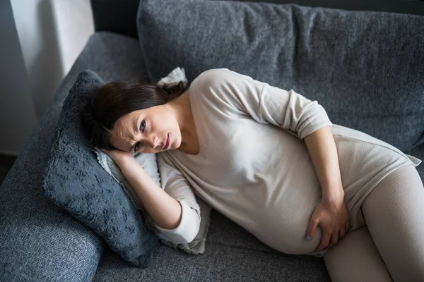 Wanita Hamil Mengalami Rasa Sakit Punggungnya Dia Berbaring Tempat Tidur — Stok Foto