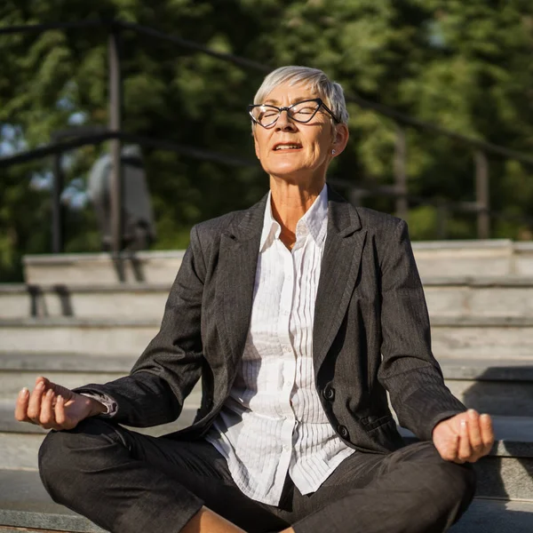 Retrato Livre Empresária Sênior Que Está Meditando Frente Prédio Empresa — Fotografia de Stock