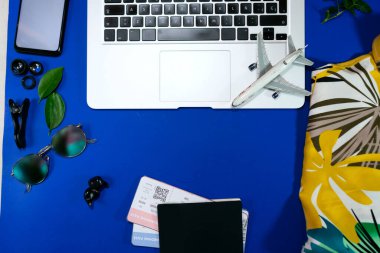 Modern bir defter ve metin alanına sahip mavi bir arkaplanda seyahat kavramı hakkında üst görünüm