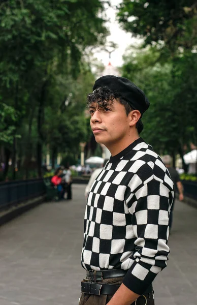 Joven Hombre Moda Con Suéter Mirando Horizonte Confiado —  Fotos de Stock