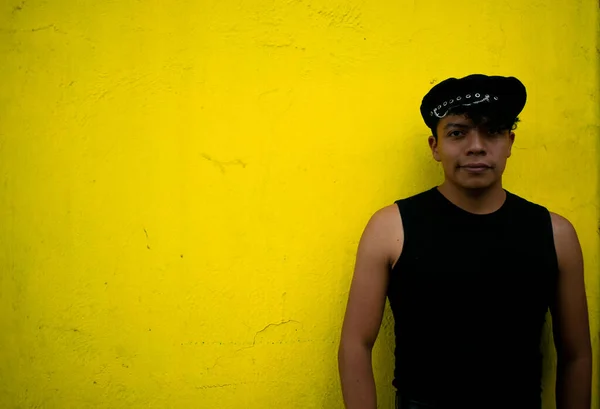 Joven Negro Mirando Cámara Sonriendo Espacio Libre Amarillo —  Fotos de Stock