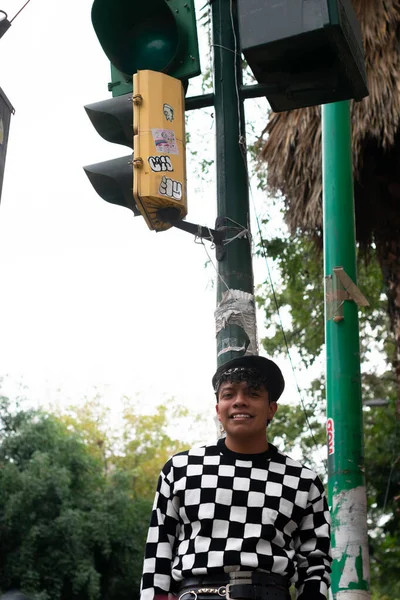 Joven Sonriendo Esquina Calle —  Fotos de Stock