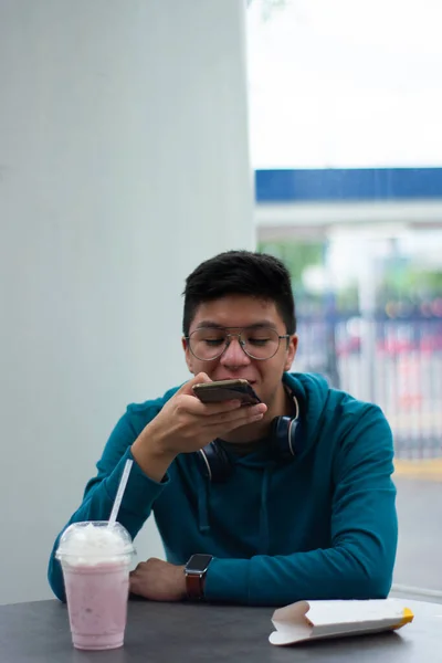 남자가 스마트폰으로 메시지를 보냅니다 — 스톡 사진