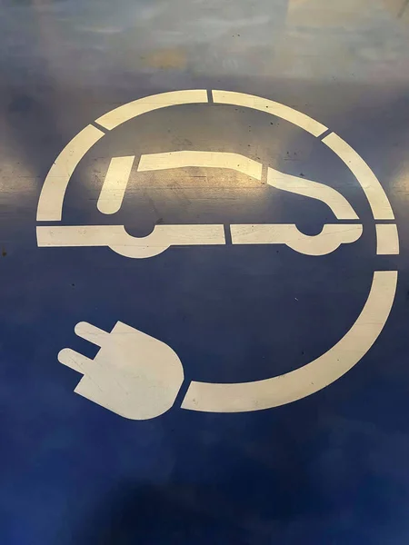 Mavi arka planda elektrikli araba için park sembolü