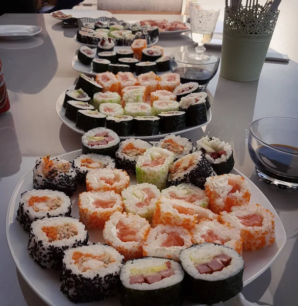 Close Uma Mesa Com Vários Deliciosos Pratos Sushi — Fotografia de Stock