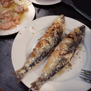 İki ızgara sardalyalı tabak.