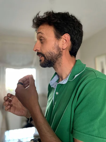 Adam evde covid burun otomi testi uyguluyor.