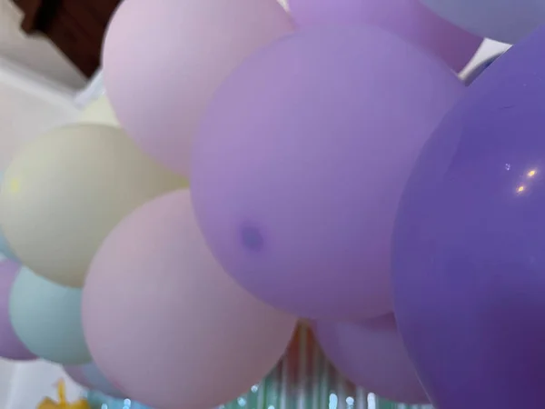 Набор Фиолетовых Желтых Светло Голубых Шариков День Рождения Вечеринки — стоковое фото