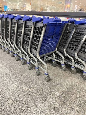 Alışveriş arabaları süpermarketin içinde sıraya dizildi.