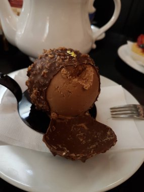 Beyaz tabakta nefis bir çikolata topu