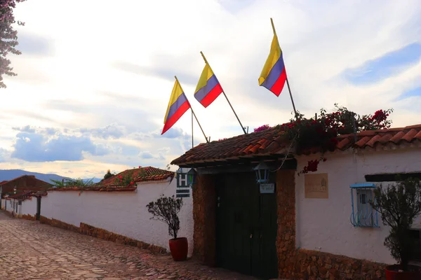 Banderas Entrada Hotel Con Flores Colonial — Photo