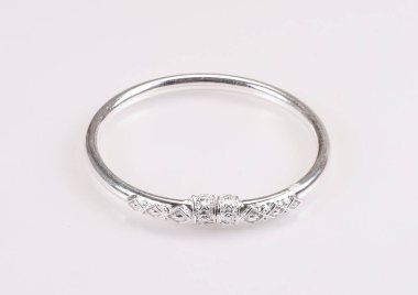 halhal, beyaz zemin üzerine izole Hint bilezik