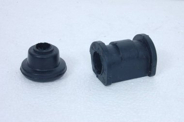 Motor montajı ve otomobil parçası konsepti - Gölge kattaki motor ve şanzıman teçhizatı seti, beyaz arkaplana karşı yedek yedek parça