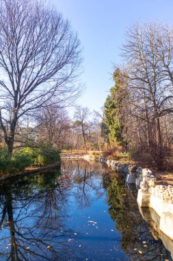 İspanya 'nın Madrid şehrinde sonbaharda göller, parklar ve manzaralar. Madrid 'in merkezindeki Etiro Park.