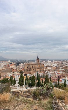 Valencia İspanya 'ya yakın Valencia Topluluğu' ndaki Sagunto şehrinin panoramisi. Valensiyalı topluluğun tarihi şehri.