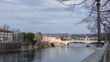 İtalya 'daki Verona şehrinin görüntüleri. Klasik binalar, Adige nehri üzerindeki köprüler ve şehrin kiliseleri..