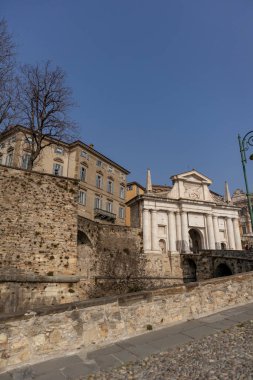 İtalya 'nın Bergamo şehrinin yukarısında. Orta yaş mimarisi. Duvarlı şehir.
