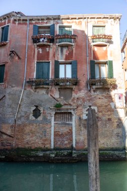 İtalya 'nın Venedik şehrindeki kanallar, köprüler ve binalar. Klasik binalar, mavi su kanalları..