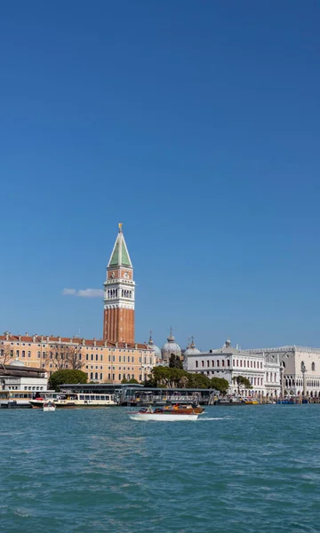 Kanalen Bruggen Gebouwen Stad Venetië Italië Klassieke Gebouwen Blauwe Waterkanalen — Stockfoto