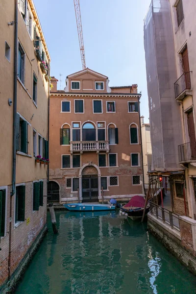 Каналы Мосты Здания Венеции Италия Классические Здания Каналы Голубой Водой — стоковое фото