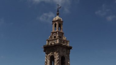Valencia İspanya 'nın merkezindeki kilise. Videonun arka planında küçük bulutlar ve mavi gökyüzü.