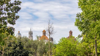 Valencia İspanya 'daki Turia nehri yakınlarındaki kilise ve binalar. Turia Nehri Parkı.