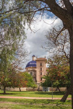 Valencia İspanya 'daki Turia nehri yakınlarındaki kilise ve binalar. Turia Nehri Parkı.