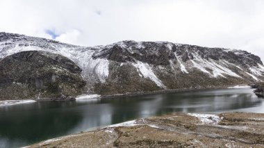 Manizales Caldas Kolombiya 'daki Los Nevados Ulusal Doğal Parkı' ndaki fundalıklar, dağlar, kar ve göller..