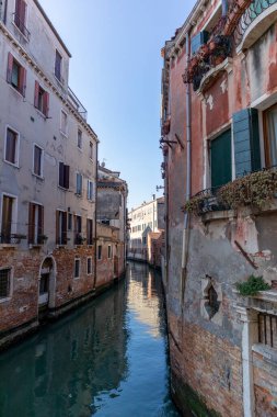 İtalya 'nın Venedik kanallarının ve binalarının görüntüleri. Klasik binalar ve turistik yerler.