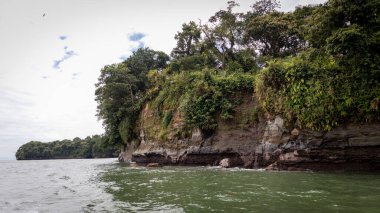 Kolombiya Pasifik 'teki kayalıklar, adalar ve plajlar. Tuğlalar, Juanchaco ve Buenaventura Valle del Cauca, Kolombiya.