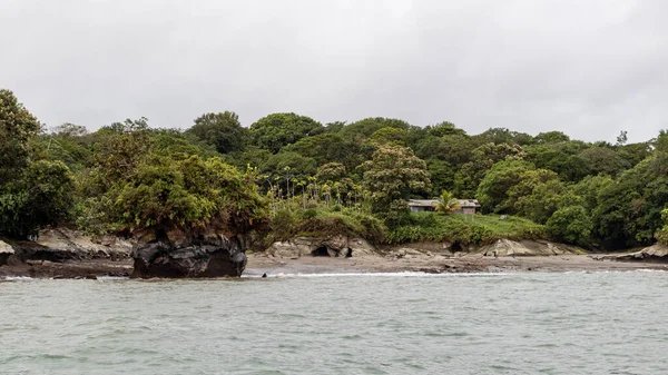 Kolombiya Pasifik 'teki kayalıklar, adalar ve plajlar. Tuğlalar, Juanchaco ve Buenaventura Valle del Cauca, Kolombiya.