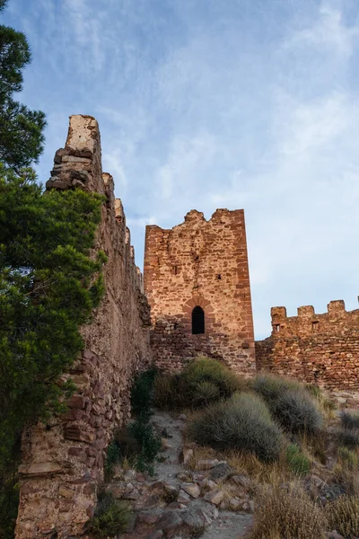 İspanya 'nın Valencia Topluluğu' ndaki Sierra belediyesinde bir tepenin üzerinde bulunan ortaçağ şatosu. Turistik bir yer..