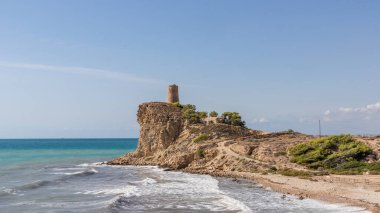 İspanya 'nın güneyindeki Akdeniz' deki kayalıklar. İspanya 'nın beyaz kıyısı. Valensiyalı Topluluk.
