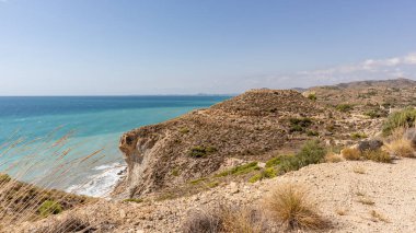 İspanya 'nın güneyindeki Akdeniz' deki kayalıklar. İspanya 'nın beyaz kıyısı. Valensiyalı Topluluk.