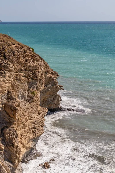 İspanya 'nın güneyindeki Akdeniz' deki kayalıklar. İspanya 'nın beyaz kıyısı. Valensiyalı Topluluk.