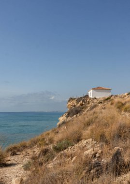 İspanya 'nın güneyindeki Akdeniz' deki kayalıklar. İspanya 'nın beyaz kıyısı. Valensiyalı Topluluk