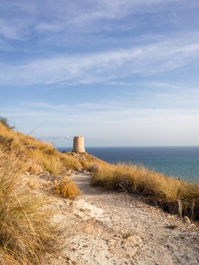 İspanya 'nın güneyindeki Akdeniz' deki kayalıklar. İspanya 'nın beyaz kıyısı. Valensiyalı Topluluk