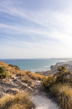 İspanya 'nın güneyindeki Akdeniz' deki kayalıklar. İspanya 'nın beyaz kıyısı. Valensiyalı Topluluk