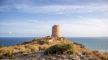 İspanya 'nın güneyindeki Akdeniz' deki kayalıklar. İspanya 'nın beyaz kıyısı. Valensiyalı Topluluk