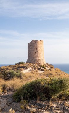 İspanya 'nın güneyindeki Akdeniz' deki kayalıklar. İspanya 'nın beyaz kıyısı. Valensiyalı Topluluk