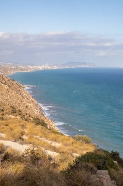 İspanya 'nın güneyindeki Akdeniz' deki kayalıklar. İspanya 'nın beyaz kıyısı. Valensiyalı Topluluk