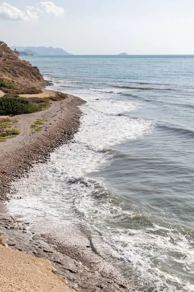 İspanya 'nın güneyindeki Akdeniz' deki kayalıklar. İspanya 'nın beyaz kıyısı. Valensiyalı Topluluk