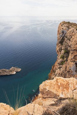 İspanya 'nın güneyindeki Akdeniz' deki kayalıklar. İspanya 'nın beyaz kıyısı. Valensiyalı Topluluk
