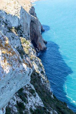 İspanya 'nın güneyindeki Akdeniz' deki kayalıklar. İspanya 'nın beyaz kıyısı. Valensiyalı Topluluk