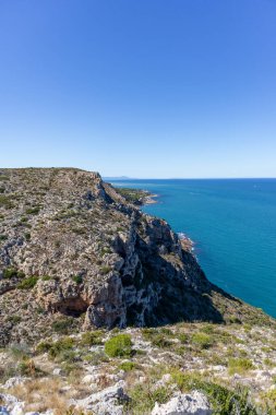 İspanya 'nın güneyindeki Akdeniz' deki kayalıklar. İspanya 'nın beyaz kıyısı. Valensiyalı Topluluk