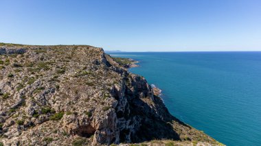 İspanya 'nın güneyindeki Akdeniz' deki kayalıklar. İspanya 'nın beyaz kıyısı. Valensiyalı Topluluk