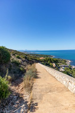 İspanya 'nın güneyindeki Akdeniz' deki kayalıklar. İspanya 'nın beyaz kıyısı. Valensiyalı Topluluk